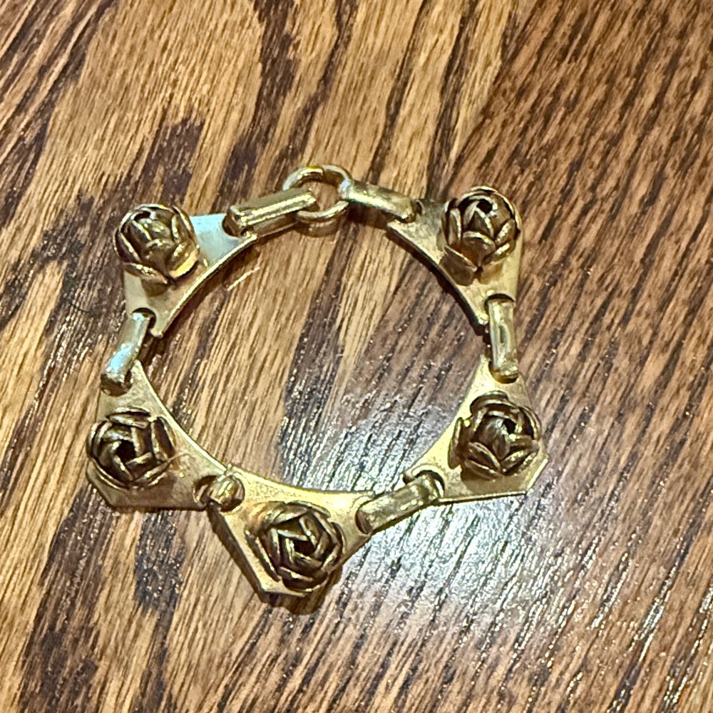 Elegant Gold Tone Rose Bracelet